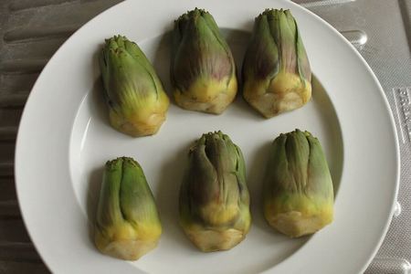 Piatto con sopra carciofi lessati