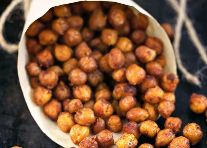 Ceci croccanti cucinati in padella messi dentro a cartoccio di carta Cartoccio contenente ceci croccanti cotti in padella