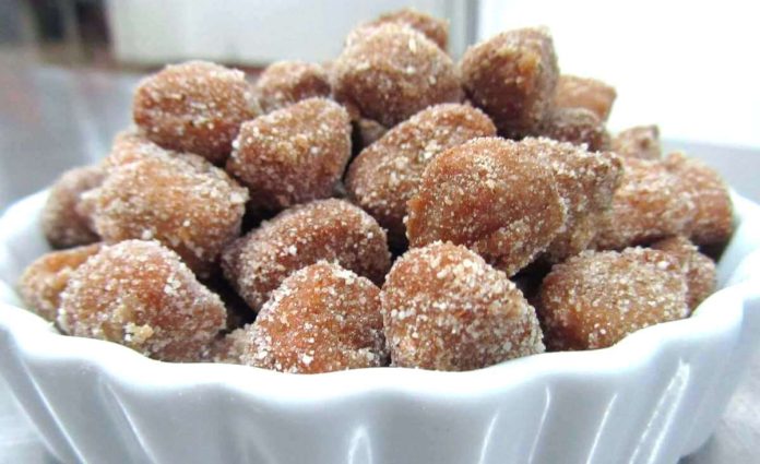 Castagnole fritte di Carnevale in ciotola di ceramica bianca