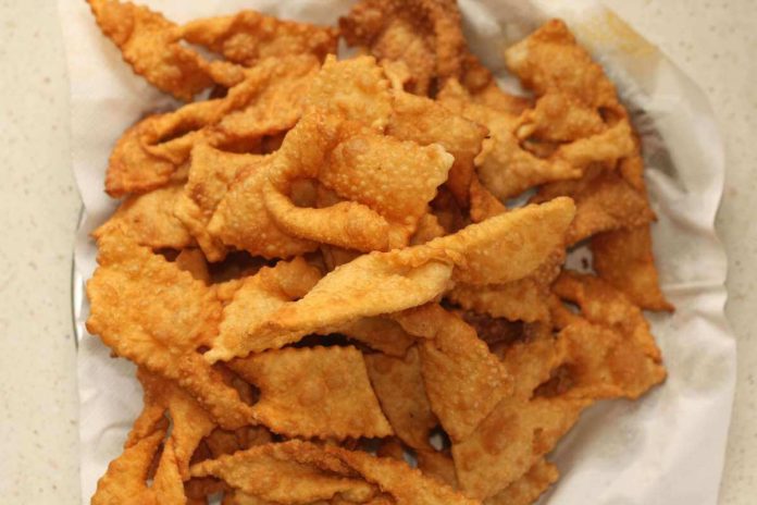 Chiacchiere salate appena fatte gonfie, friabili e asciutte