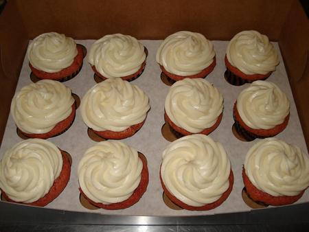 Red velvet cupcakes decorati col frosting a regola d'arte