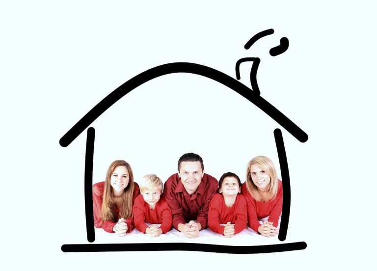 Famiglia sorridente il casa comfort dotata di cappotto termico