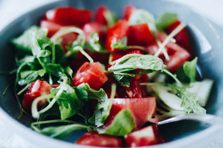 Insalata cruda di rucola e pomodori
