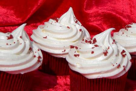 Red velvet cupcake con briciole d'impasto spolverate sul frosting
