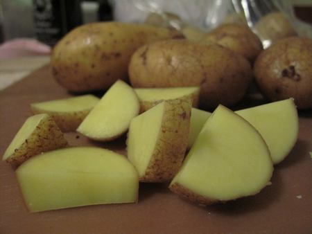Patate con la buccia tagliate a pezzi