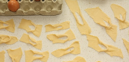 Chiacchiere crude ricavate da sfoglia sottile