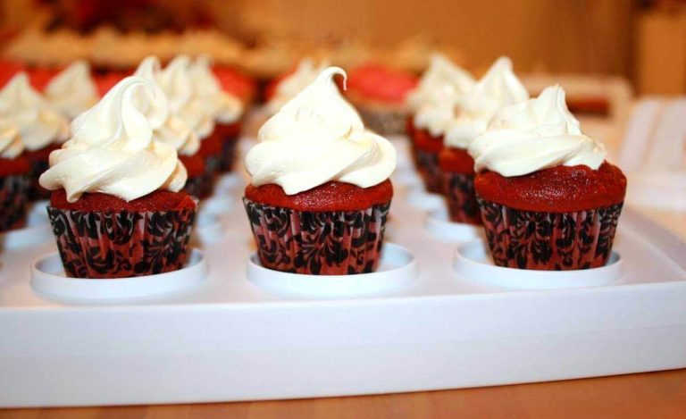 Red velvet cupcakes fatti senza latticello nei pirottini di carta