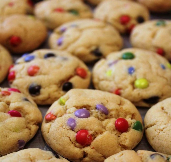 Golosi e fragranti biscotti con gli smarties appena sfornati