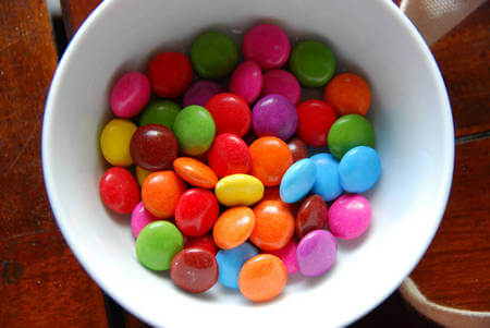 Smarties dai colori vividi nella ciotola