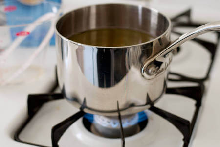 Pentolino contenente brodo su fornello acceso
