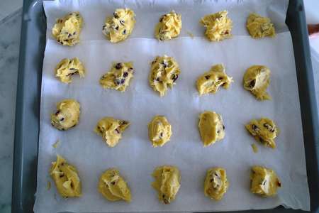 Cookies crudi su teglia foderata con carta da forno