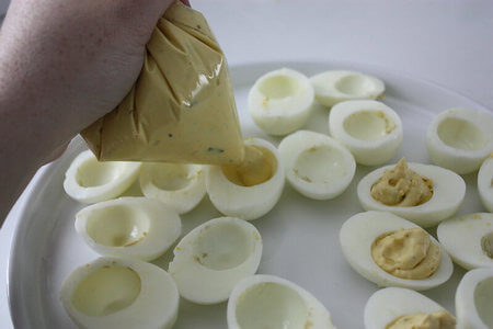 Come farcire le uova alla diavola con la sacca da pasticcere 