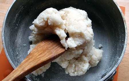 Come cominciare a lavorare la pasta choux col cucchiaio di legno