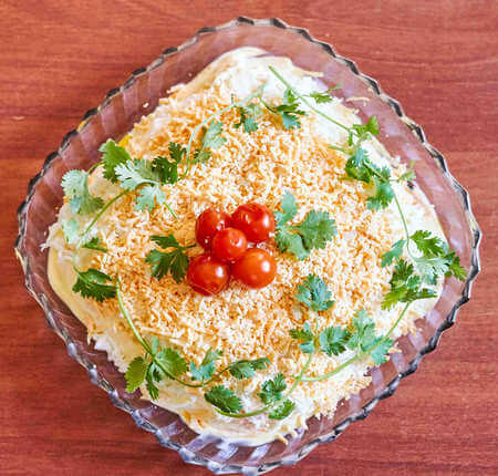 Insalata mimosa ben decorata in insalatiera di vetro