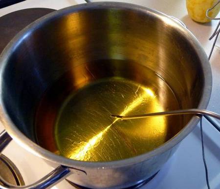 Abbondante olio dentro a pentola dai bordi alti