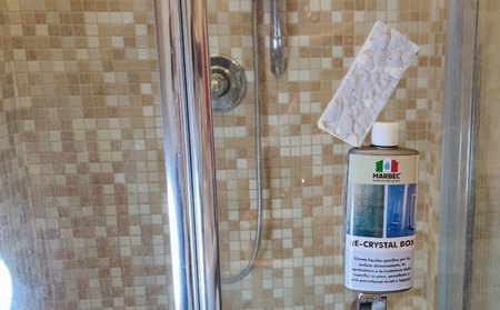 I vetri della doccia trasparenti si possono pulire in profondità con il prodotto RE-CRYSTAL e una spugna melamminica