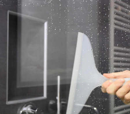 Come passare la spatola tergivetro sui vetri della doccia