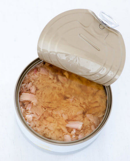 Tonno in olio do oliva in scatola di latta