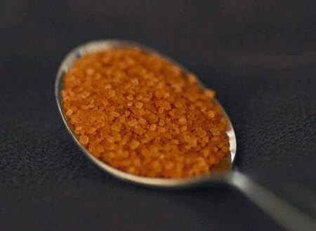 Zucchero di canna bruno nel cucchiaio
