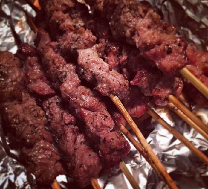 Appetitosi arrosticini preparati in casa e cucinati in padella alla perfezione Arrosticini abruzzesi fatti in casa e cucinati in padella