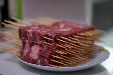 Arrosticini fatti in casa con dadini alternati di carne ovina magra e grassa