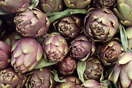 Aspetto dei carciofi freschi raccolti da poco