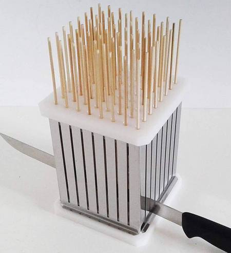 Cubo per fare gli arrosticini con spiedini e coltello