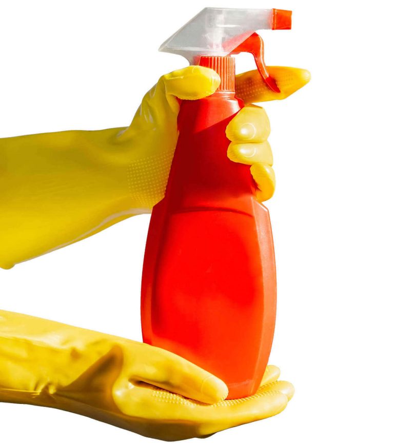 Flacone spray contenente detergente multiuso fai da te sostenibile e preparato economicamente
