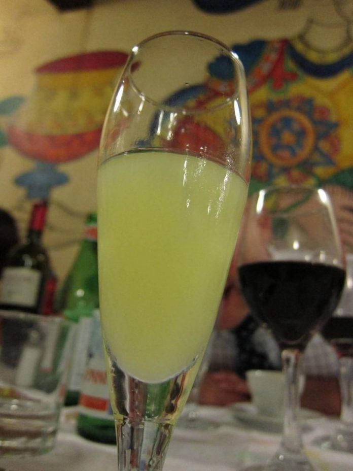 Bicchiere di vetro contenente limoncello della nonna fatto in casa