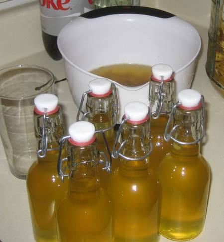 Limoncello appena fatto e imbottigliato