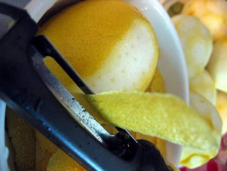 Come pelare un limone con il pelapatate per ricavare la parte gialla della scorza