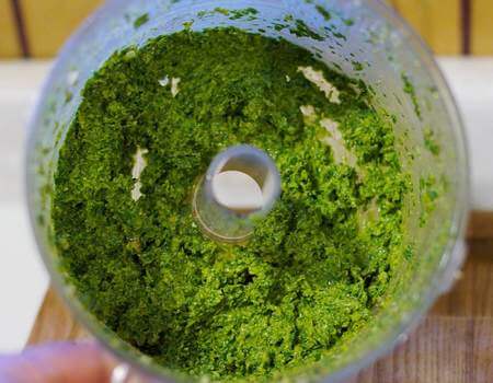 Pesto frullato ad intermittenza a cui aggiungere olio per renderlo cremoso