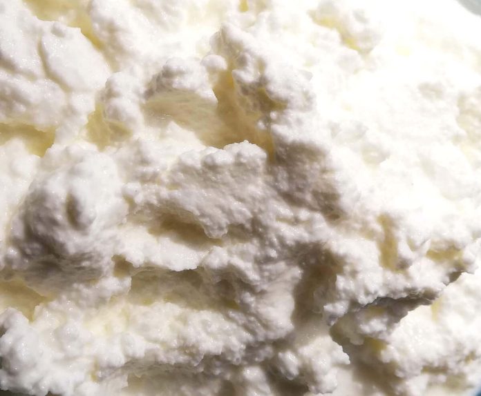 Cremosa e soffice Prescinsêua genovese fatta in casa Aspetto soffice e cremoso della Prescinsêua genovese fatta in casa