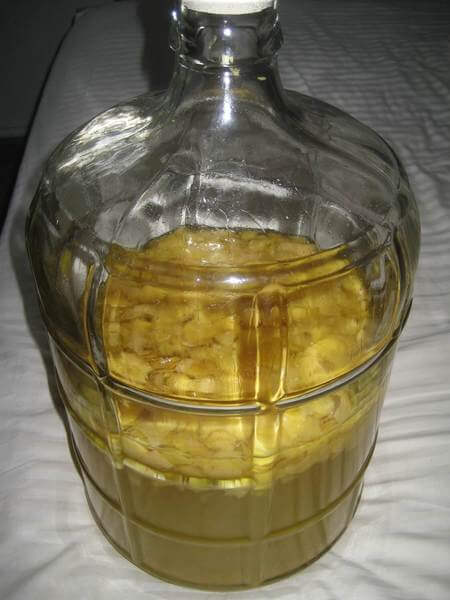 Scorze di limone fatte macerare nell'alcool alimentare dentro a contenitore di vetro