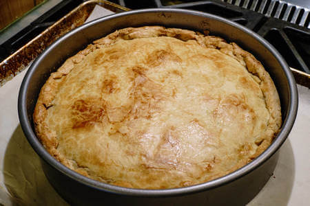 Torta di carciofi appena tolta dal forno nel suo stampo
