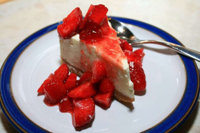 Fetta di cheesecake alle fragole con Philadelphia fatta senza cottura