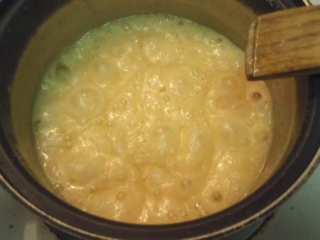 Aspetto del latte condensato in cottura