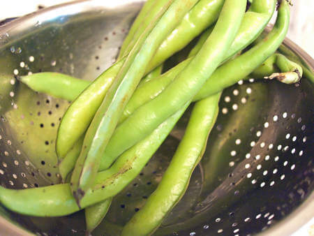 Fave intere in scolapasta di acciaio