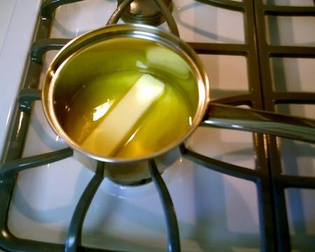 Burro messo a fondere in un pentolino sul fuoco