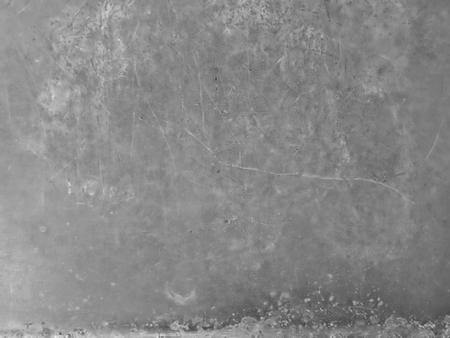 Fondo interno di padella dal rivestimento graffiato ed usurato