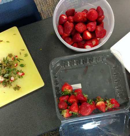 Fragole mondate e altre ancora da pulire
