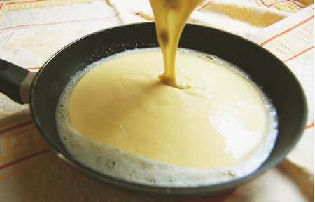 Impasto fluido versato nella padella calda