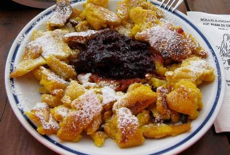 Kaisershmarrn con confettura di mirtilli nel piatto