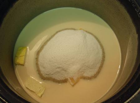 Latte, burro e zucchero nella pentola