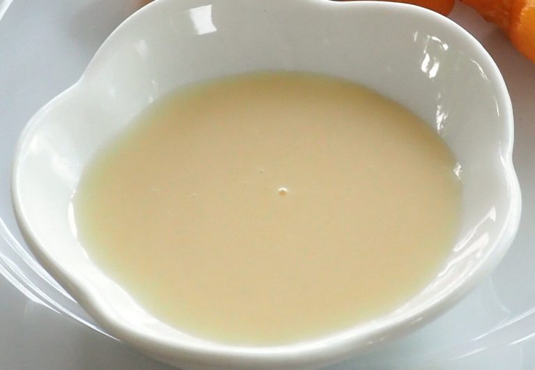 Latte condensato fatto in casa dentro a ciotola di ceramica bianca