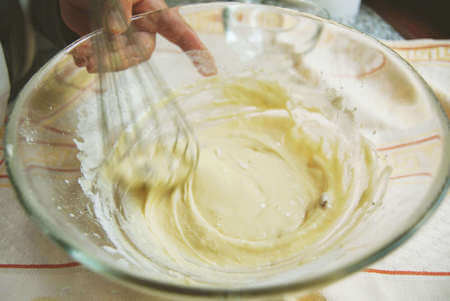 Come mescolare farina, uova e zucchero con la frusta manuale