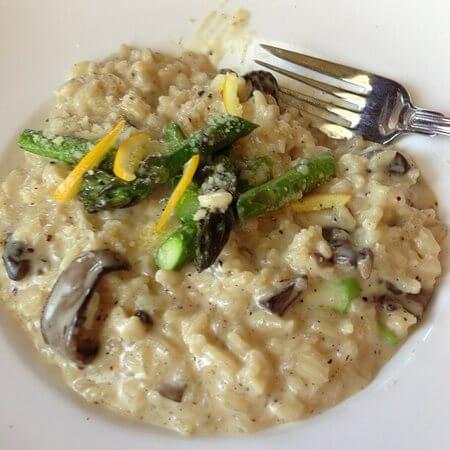 Risotto con asparagi e funghi nel piatto 