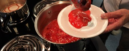 Come schiumare la marmellata di fragole durante la cottura