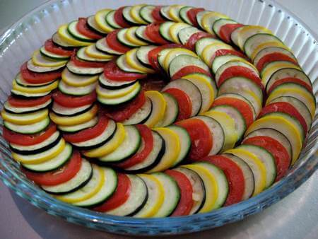Tian di zucchine, pomodori e melanzane crudo in piofila di Pyrex