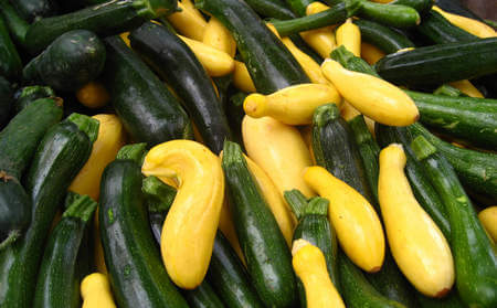Zucchine verdi mischiate a zucchine gialle